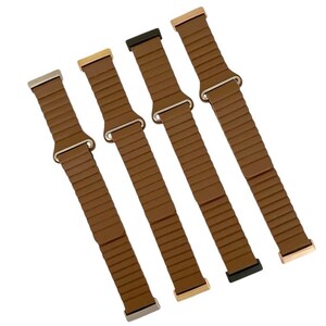 Peut inclure: Quatre bracelets de montre en silicone marron avec des fermoirs m&eacute;talliques de diff&eacute;rentes couleurs. Les bracelets ont une texture c&ocirc;tel&eacute;e et sont con&ccedil;us pour les montres intelligentes.