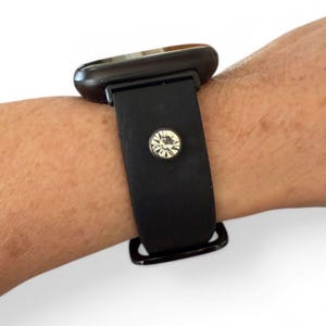 Peut inclure: Bracelet de montre noir avec un grand cadran de montre fonc&eacute;. Le bracelet est orn&eacute; d'un cristal rond et &eacute;tincelant. La montre est con&ccedil;ue pour &ecirc;tre port&eacute;e au poignet.