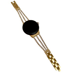 Pu&ograve; includere: Un orologio dorato con quadrante nero e cinturino a catena a tre file con cristalli trasparenti.
