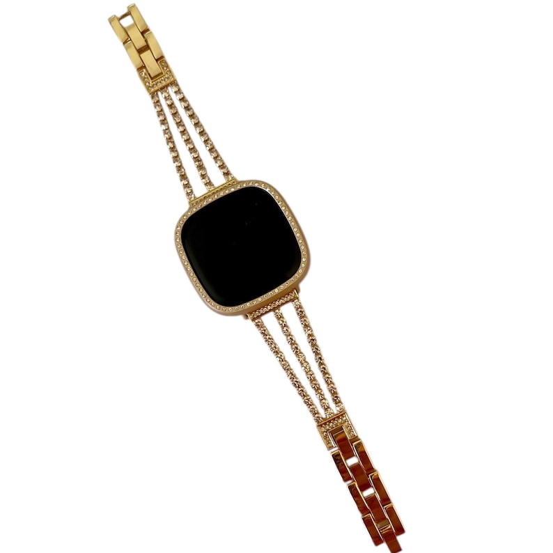 K&ouml;nnte beinhalten: Ein goldfarbenes Armband mit einem schwarzen Zifferblatt in quadratischer Form. Das Armband besteht aus mehreren Reihen miteinander verbundener Metallteile, die jeweils mit kleinen, klaren Steinen besetzt sind.