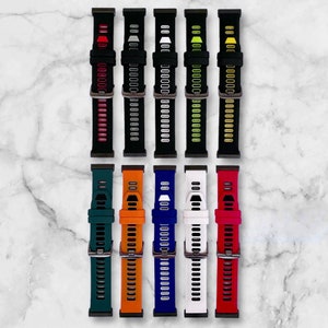 Pu&ograve; includere: Dieci cinturini per smartwatch in silicone di diversi colori. I cinturini sono neri, rossi, bianchi, verdi, blu, arancioni, gialli e grigi. I cinturini hanno un design testurizzato e una fibbia in metallo.