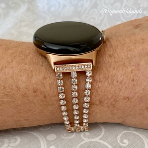 Pu&ograve; includere: Cinturino per smartwatch in oro rosa con tre file di strass trasparenti. Il cinturino &egrave; progettato per adattarsi a un quadrante di smartwatch rotondo.
