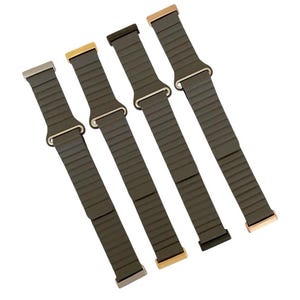 Peut inclure: Quatre bracelets de montre en m&eacute;tal de couleurs diff&eacute;rentes avec une finition vert fonc&eacute;. Les bracelets sont en m&eacute;tal flexible et se ferment par un fermoir.