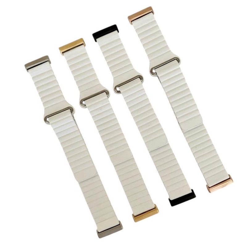 Peut inclure: Quatre bracelets de montre blancs avec des fermoirs de couleurs diff&eacute;rentes. Les bracelets sont en silicone textur&eacute; et ont un design &eacute;l&eacute;gant et moderne.