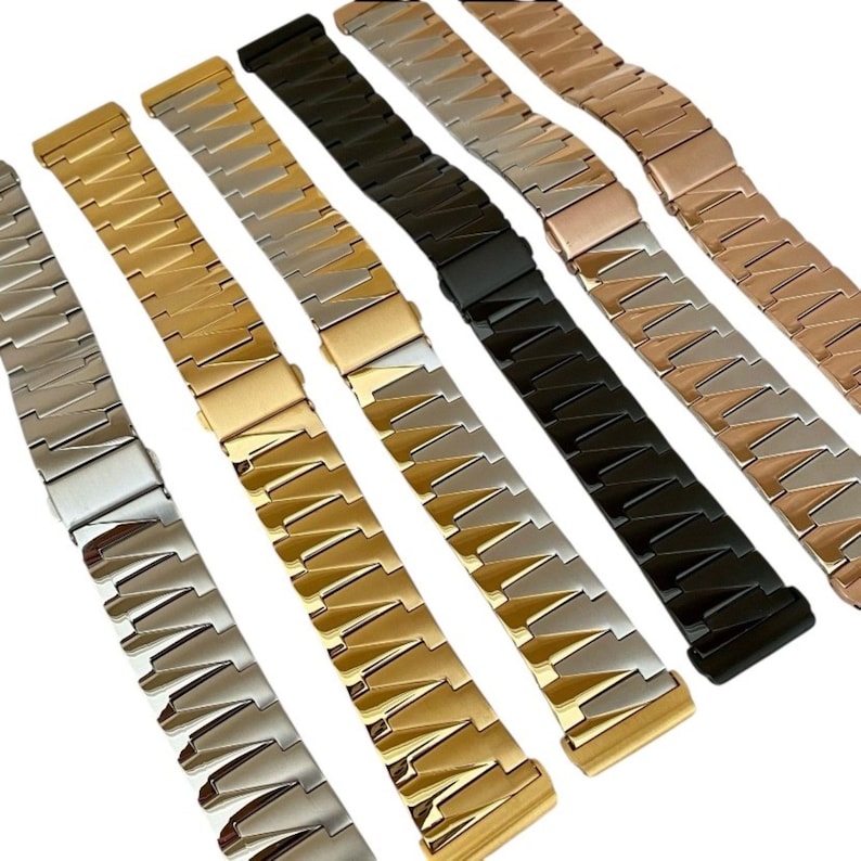 K&ouml;nnte beinhalten: Verschiedene Armb&auml;nder f&uuml;r Uhren in verschiedenen Metallausf&uuml;hrungen, darunter Silber, Gold, Schwarz und Ros&eacute;gold. Die Armb&auml;nder haben ein geometrisches Design mit ineinandergreifenden Gliedern und einen modernen, stilvollen Look. Ideal zum Ersetzen oder Aufr&uuml;sten von Uhrenarmb&auml;ndern.