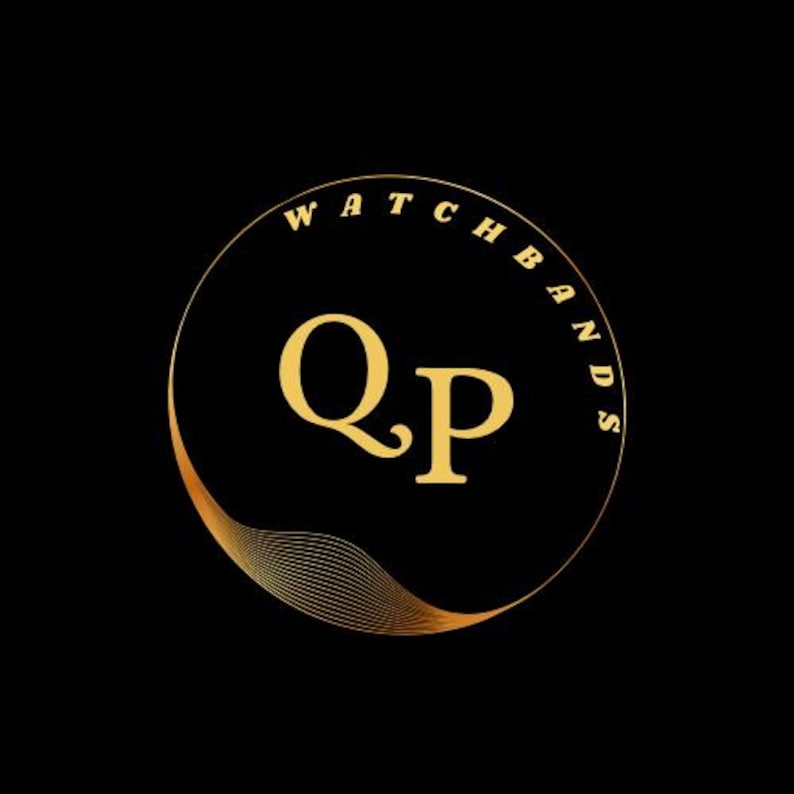 Może przedstawiać: Złote logo na czarnym tle. Logo zawiera litery "QP" w kroju szeryfowym, wewnątrz złotego okręgu. Słowa "WATCH BANDS" są wygięte nad literami. Złoty, zakrzywiony wz&oacute;r linii znajduje się poniżej liter.