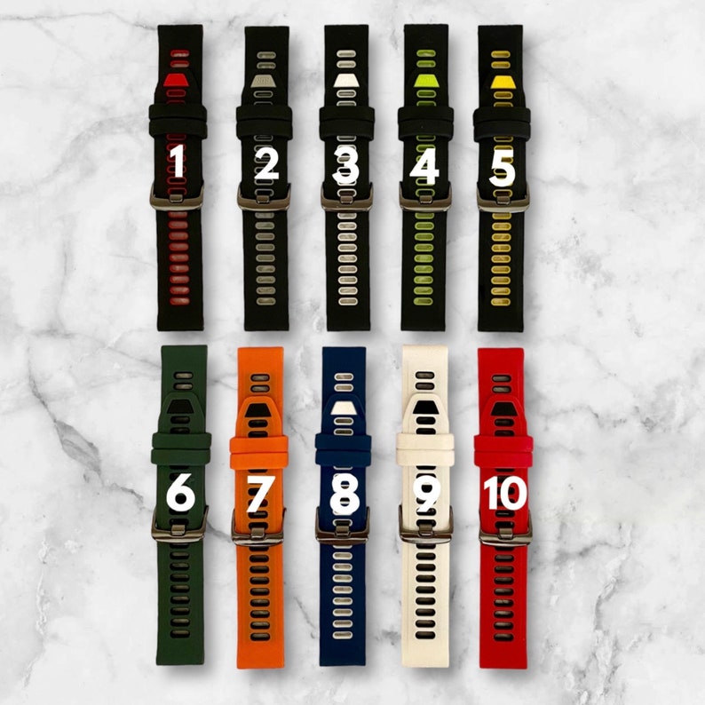 Pu&ograve; includere: Dieci cinturini per orologio in silicone di diversi colori con i numeri da 1 a 10 stampati su di essi. I cinturini sono tutti della stessa dimensione e dello stesso stile.
