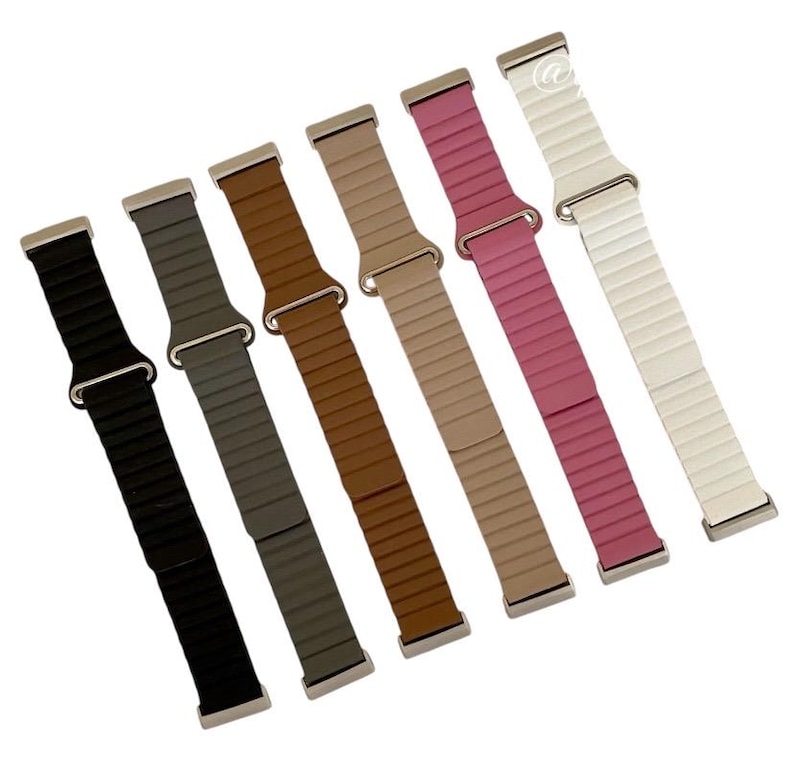 Peut inclure: Sept bracelets de montre de couleurs diff&eacute;rentes, tous avec une texture c&ocirc;tel&eacute;e. Les bracelets sont noirs, gris, bruns, beiges, roses, blancs et d'une couleur brun clair.