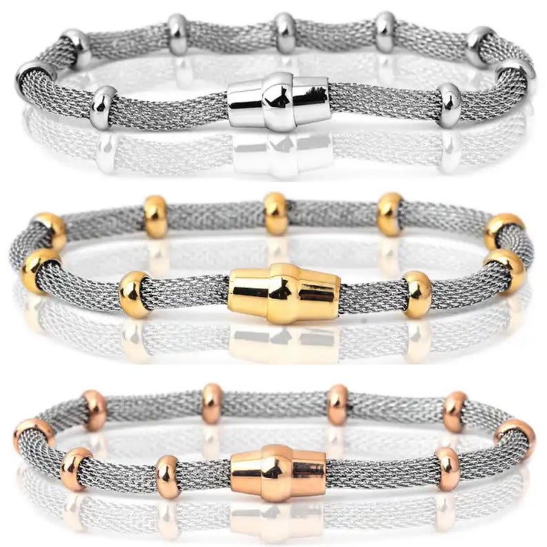 Peut inclure: Trois bracelets en maille avec fermoirs magn&eacute;tiques. Le bracelet sup&eacute;rieur a des accents argent&eacute;s, celui du milieu a des accents dor&eacute;s et celui du bas a des accents or rose. Les bracelets sont pr&eacute;sent&eacute;s sur une surface r&eacute;fl&eacute;chissante.