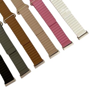 Peut inclure: Six bracelets de montre de couleurs diff&eacute;rentes avec une texture c&ocirc;tel&eacute;e. Les bracelets sont de couleur marron, beige, rose, blanc, gris et noir.
