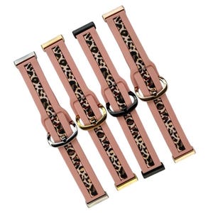 Op de afbeelding: Vier roze siliconen horlogebandjes met een luipaardprint. De bandjes hebben verschillende gekleurde gespen: goud, zilver, zwart en ros&eacute;goud.