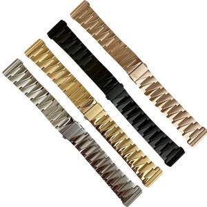 K&ouml;nnte beinhalten: Vier Uhrenarmb&auml;nder in Silber, Gold, Schwarz und Ros&eacute;gold. Jedes Armband hat ein geometrisches Kettendesign. Die Armb&auml;nder sind diagonal angeordnet und zeigen die Vielfalt der verf&uuml;gbaren Farben und Stile.