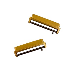 Pu&ograve; includere: Due connettori per cinturino da orologio in metallo color oro con un perno a molla.