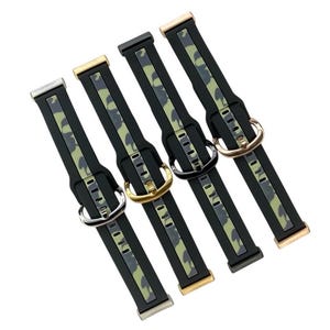 Op de afbeelding: Vier verschillende gekleurde horlogebandjes met een camouflagepatroon. De bandjes zijn zwart met een lichtgroen en donkergroen camouflagepatroon. De bandjes hebben een metalen gesp.