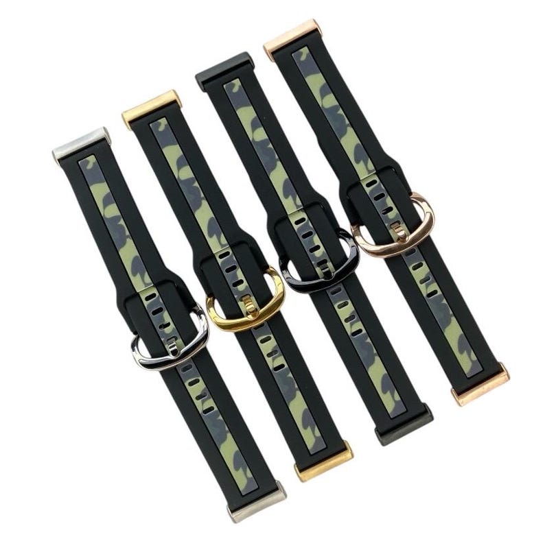 Op de afbeelding: Vier verschillende gekleurde horlogebandjes met een camouflagepatroon. De bandjes zijn zwart met een lichtgroen en donkergroen camouflagepatroon. De bandjes hebben een metalen gesp.
