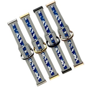 Op de afbeelding: Vier verschillende gekleurde horlogebandjes met een blauw en wit camouflagepatroon. De bandjes zijn gemaakt van siliconen en hebben een gespsluiting.