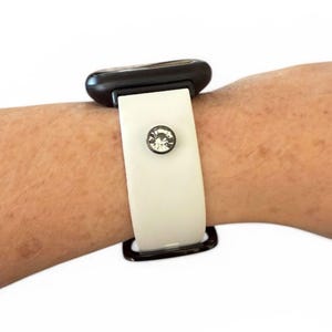 Peut inclure: Un bracelet noir et blanc avec un accent en cristal. Le bracelet pr&eacute;sente un bracelet blanc avec une bordure noire et une pi&egrave;ce sup&eacute;rieure noire. Un seul cristal rond est serti au centre du bracelet blanc.