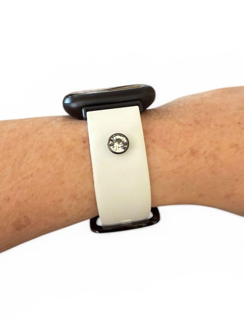 Peut inclure: Un bracelet noir et blanc avec un accent en cristal. Le bracelet pr&eacute;sente un bracelet blanc avec une bordure noire et une pi&egrave;ce sup&eacute;rieure noire. Un seul cristal rond est serti au centre du bracelet blanc.