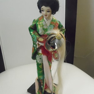VINTAGE Bambola asiatica con copricapo biondo 12 "Abito di stoffa fantasia