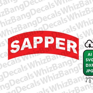 Op de afbeelding: Rode en witte gebogen sticker met het woord "SAPPER" in witte letters.