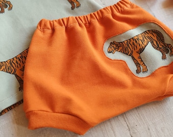 Baby shorts in organic cotton, orange and tiger