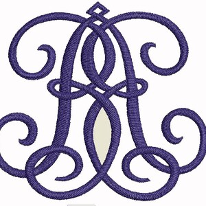Op de afbeelding: Een monogram-initiaal "R" in een decoratief handschrift. De letter is in een diepe paarse kleur en is omgeven door ingewikkelde krullen en versieringen.