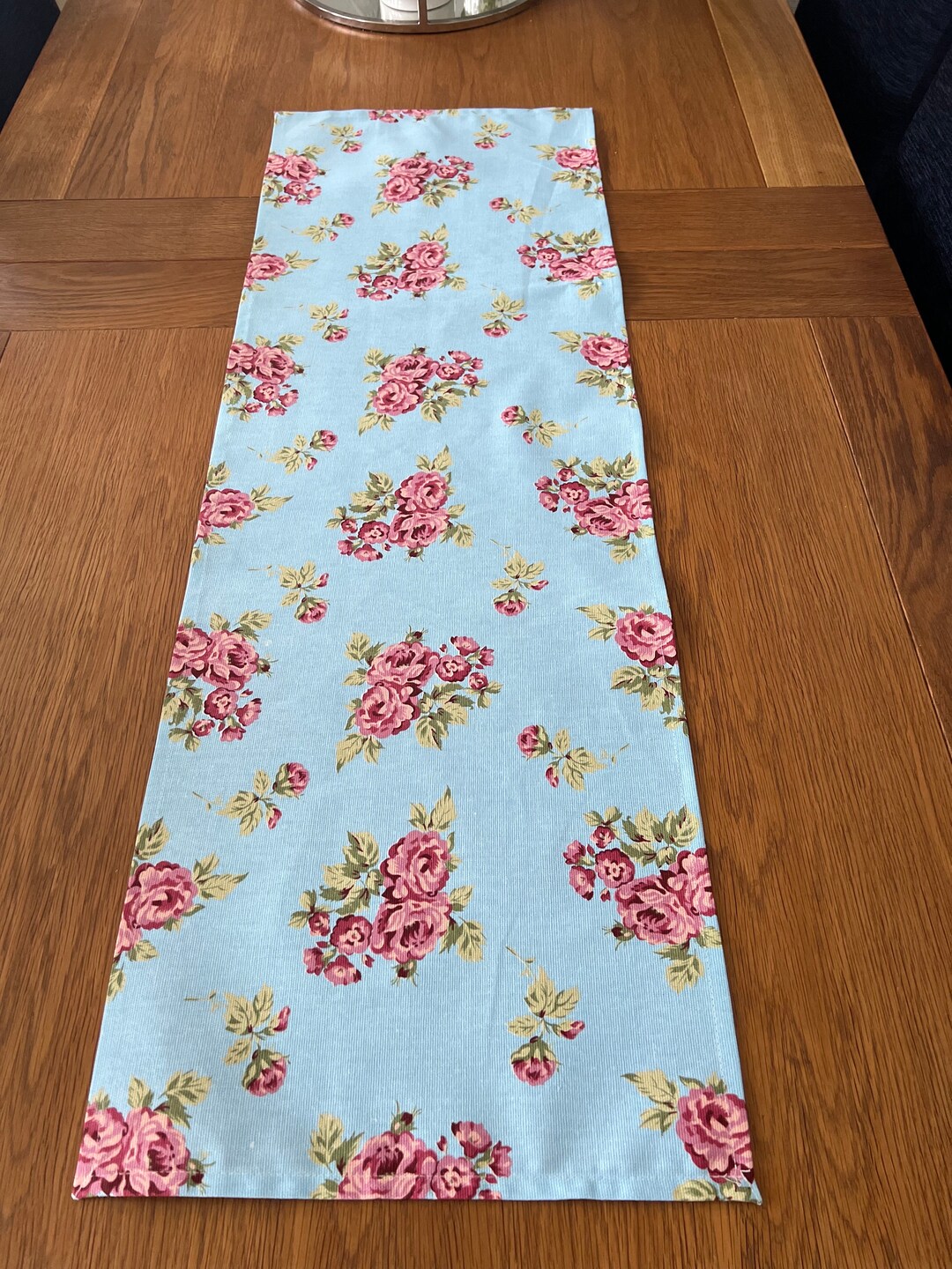 シャビーシックなブルーの花柄ファブリックテーブルランナー