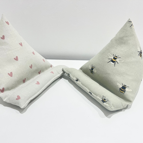 Soporte para iPhone/Teléfono/iPad / Tela Sophie Allport / Soporte para tableta/Kindle / Soporte para tableta / Corazones/Abejas/Ovejas/Liebres/Guau/Carlinos/Ciervos/Elefantes