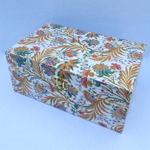 Bellissima scatola portaoggetti in legno decoupage, portagioie, portaoggetti. Bellissima carta floreale italiana con riflessi dorati.