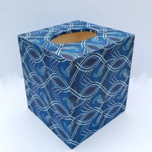 Bellissimo decoupage in legno porta fazzoletti con motivo blu in carta italiana