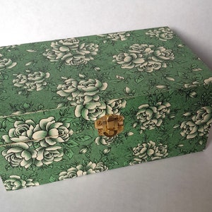 Mooie decoupage houten aandenkendoos, sieradendoos, sieradendoos met grendel Italiaanse groene bloemen papercarta varese