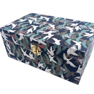 Bellissima scatola portaoggetti in legno decoupage, portagioie, portaoggetti con chiusura a scatto, gru di carta giapponesi fatte a mano, sfondo nero con dettagli dorati