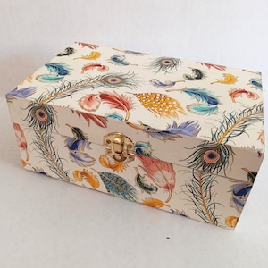 Bellissima scatola portaoggetti in legno decoupage, portagioie, portaoggetti con chiusura a scatto, stampa piume, carta italiana con riflessi dorati