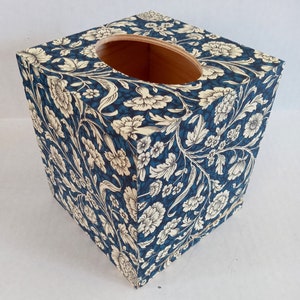 Bellissimo coperchio per scatola di fazzoletti in legno decoupage con stampa floreale di crisantemi blu ~ Rossi Italia