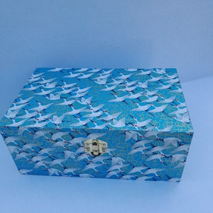 Bellissima scatola portaoggetti in legno decoupage, portagioie, portaoggetti con gru acquamarina in carta giapponese con riflessi dorati