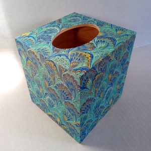 Bellissima scatola di fazzoletti in legno decoupage con piume blu e acquamarina marmorizzate, carta stampata italiana con riflessi dorati