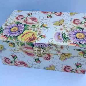 Bellissima scatola portaoggetti in legno decoupage, portagioie, portaoggetti con chiusura, stampa floreale e a farfalla, carta con dettagli dorati