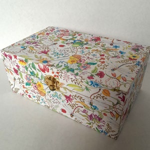 Prachtig decoupagehouten aandenkendoos, sieradendoos, sieradendoos met sluiting wilde bloemen drakenvlieg Italiaans papier met gouden accenten