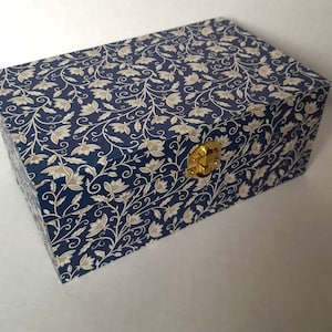 Preciosa caja de madera para decoupage, joyero, joyero con pestillo, papel italiano florentino con motivos florales azules y detalles dorados