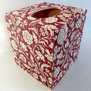 Hermosa caja de pañuelos de madera con decoupage y estampado de flores silvestres de color magenta en papel italiano ~ Carta Varese Italia