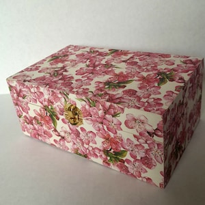Prachtige decoupage houten aandenkendoos, sieradendoos, sieradendoos met grendel roze kersenbloesems Italiaans bloemenpapier