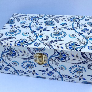 Schöne Decoupage Holz Aufbewahrungsbox, Schmuckschatulle, Schmuckschatulle mit Riegel Blaue Blumen Italienisches Papier mit Goldenen Highlights