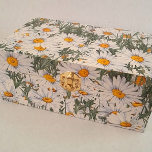 Bellissima scatola portaoggetti in legno decoupage, portagioie, portaoggetti con chiusura margherite bianche carta italiana