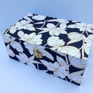 Bellissima scatola portaoggetti in legno decoupage, portagioie, portaoggetti con chiusura, motivo floreale nero, bianco e oro, carta indiana