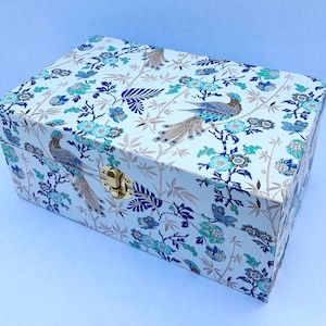Mooie aandenkendoos van decoupagehout, sieradendoos, sieradendoos met pavoniblauw Italiaans papier met gouden accenten
