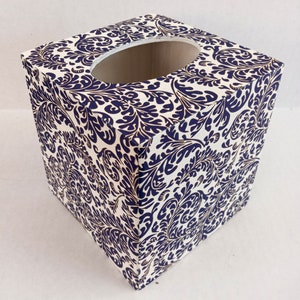 Bellissimo decoupage in legno per scatola di fazzoletti con fronde di felce blu, carta stampata italiana ~ Rossi Italia