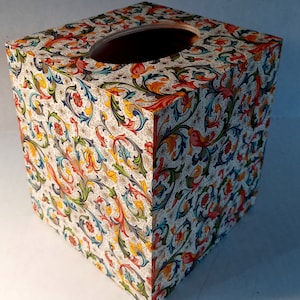 Decoupage träförpackning för näsdukar: Florentinskt italienskt papper, gyllene detaljer