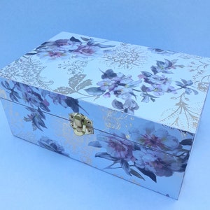 Piękne pudełko na pamiątki z drewna decoupage, pudełko na biżuterię, pudełko na drobiazgi z zatrzaskiem, kwiatowy wzór z papierem w kolorze złotej folii