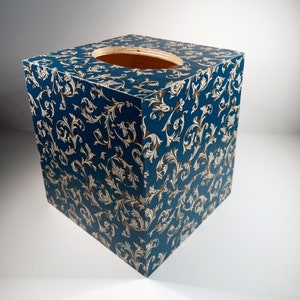 Bellissimo decoupage in legno per scatola di fazzoletti in carta fiorentina italiana blu scuro con riflessi dorati