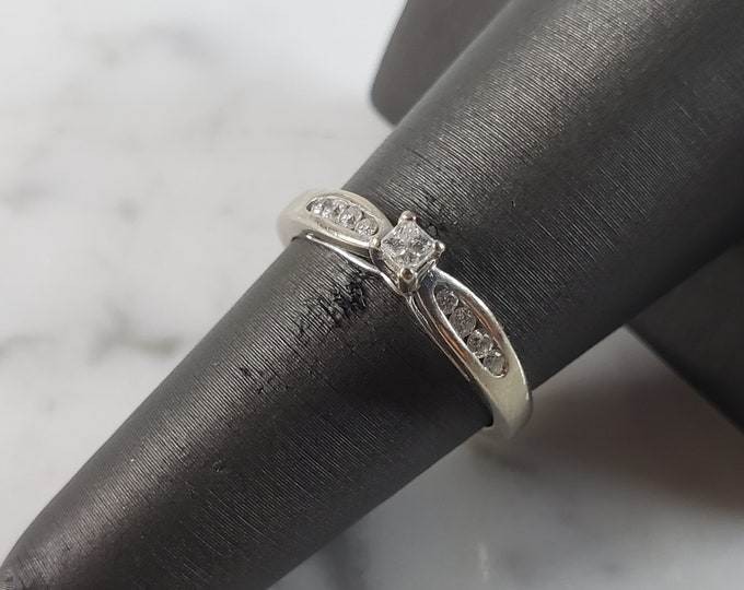 Womens Vintage Estate 10K White Gold Ring Diamond Ring, 2.2g, E6259